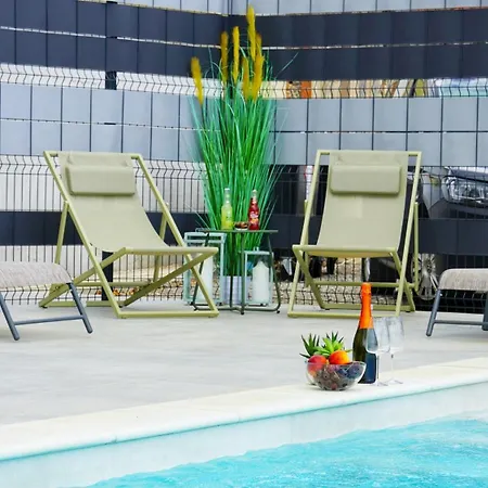 شقة Val - Four Seasons Escape With Sea View And Swimming Pool أوباتيا