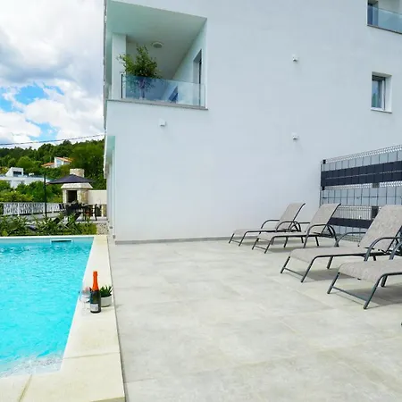 Val - Four Seasons Escape In Hillside *