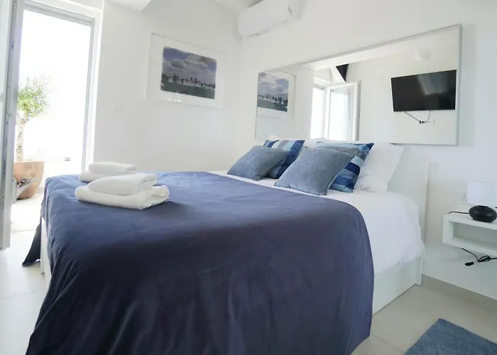 Val - Four Seasons Escape With Sea View And Swimming Pool